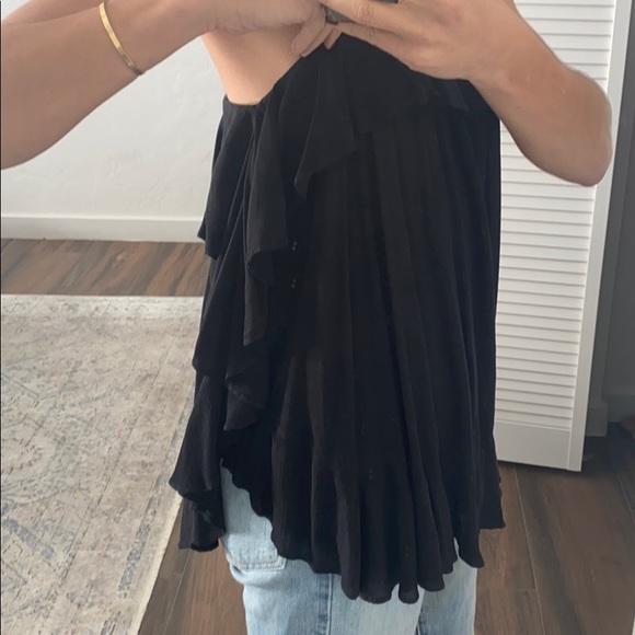 Black tank with ruffle details - Picture 2 of 5